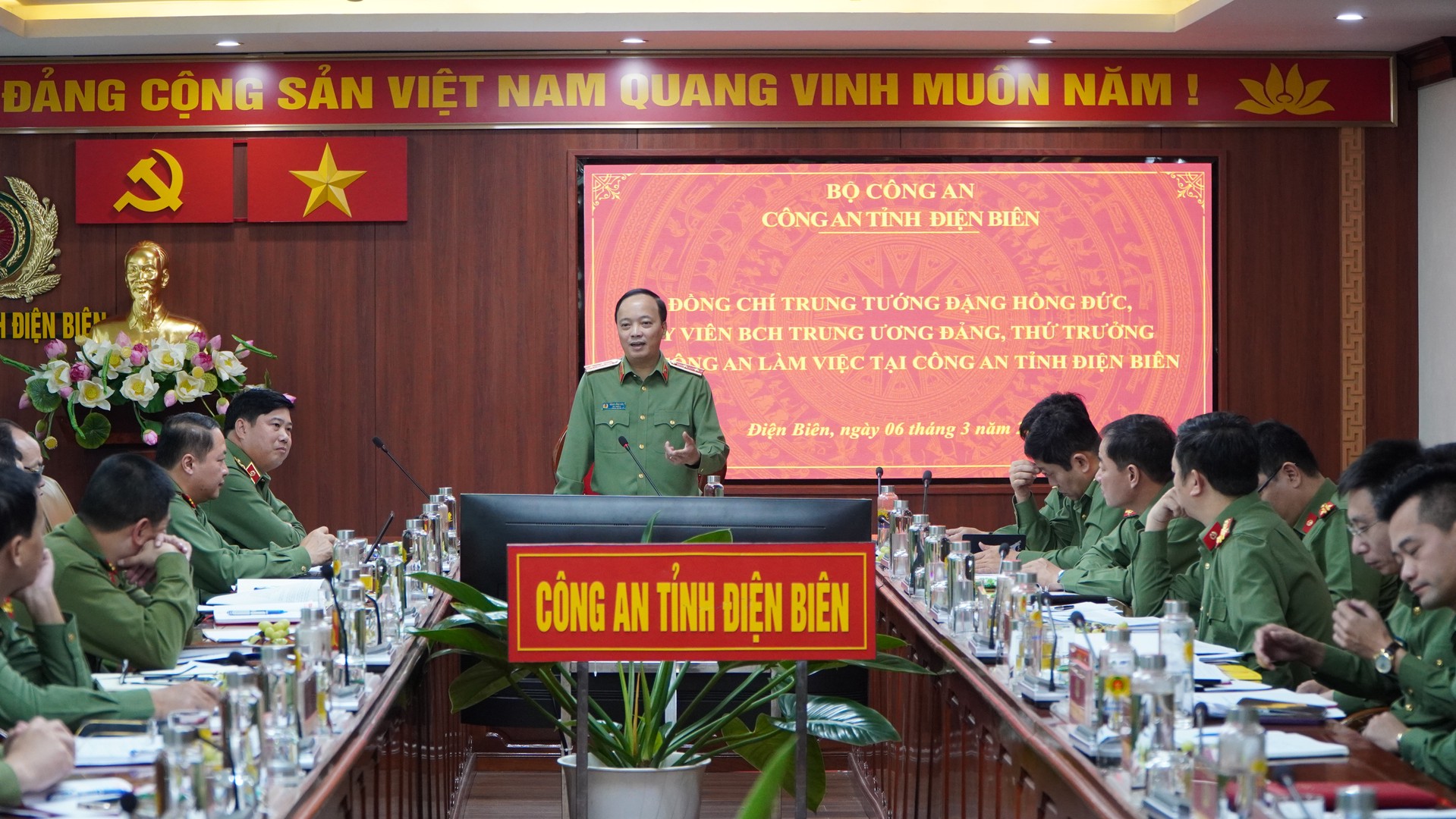 Thứ trưởng Đặng Hồng Đức làm việc với Công an tỉnh Điện Biên.JPG