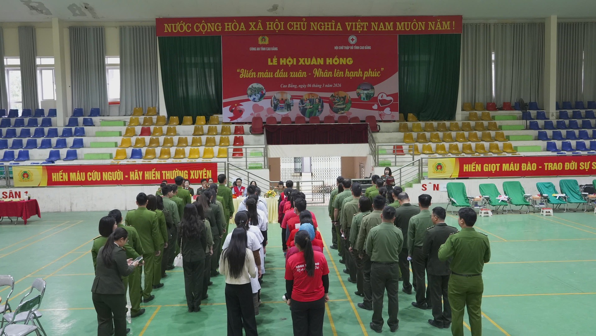 Toàn cảnh buổi lễ khai mạc.jpg