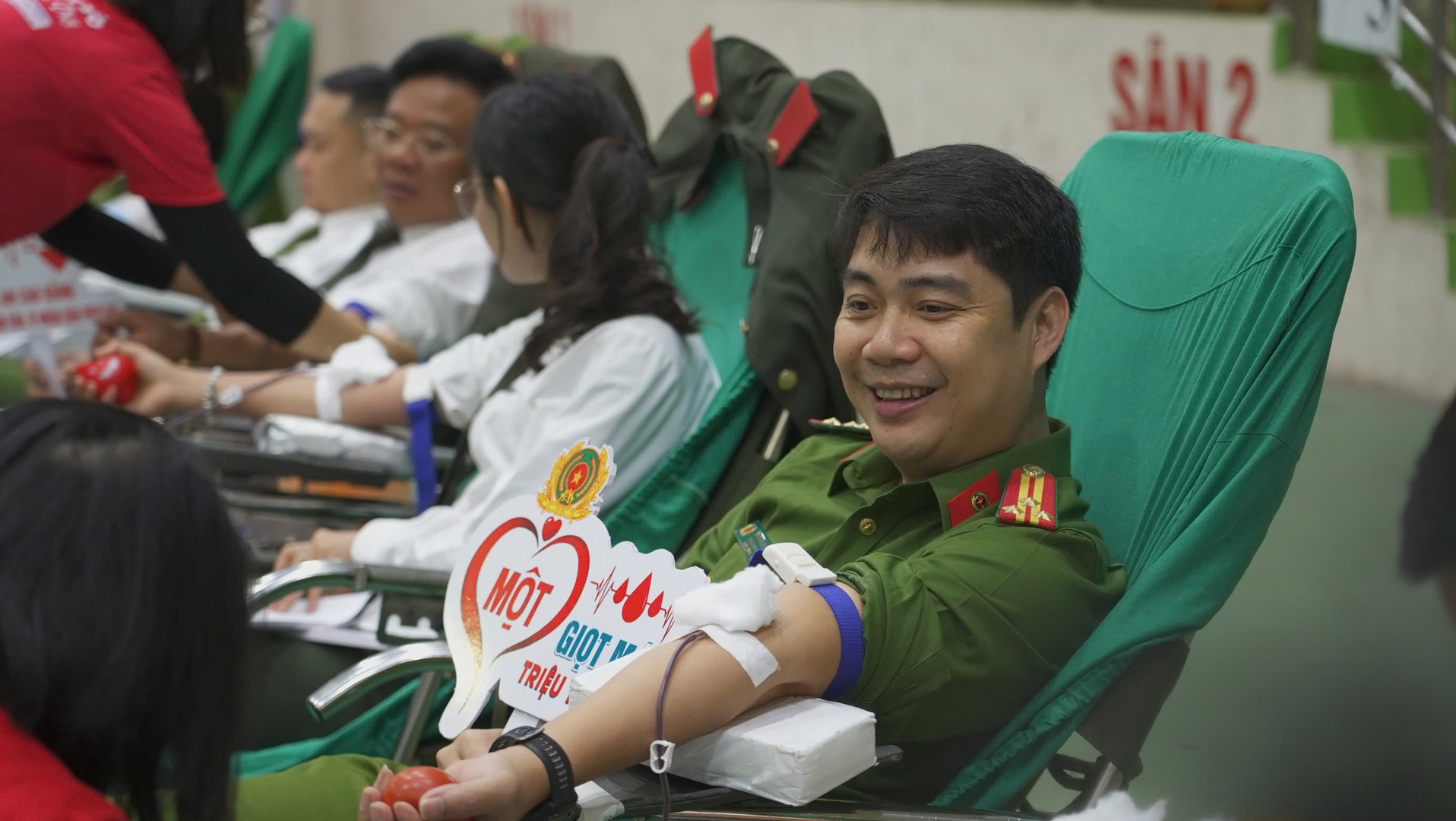 CBCS Công an tỉnh vui vẻ tham gia hiến máu, lan tỏa nghĩa cử nhân văn vì cộng đồng.jpg