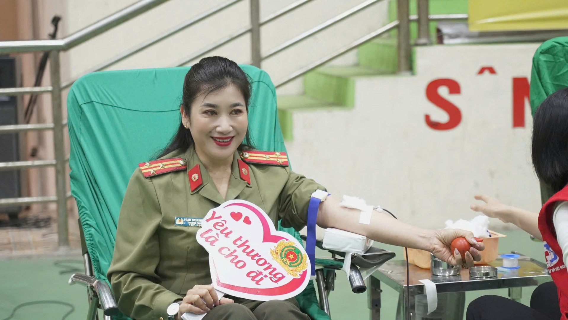 Thượng tá Phạm Thị Minh Huệ, Trưởng phòng Công tác chính trị trực tiếp tham gia hiến máu.jpg