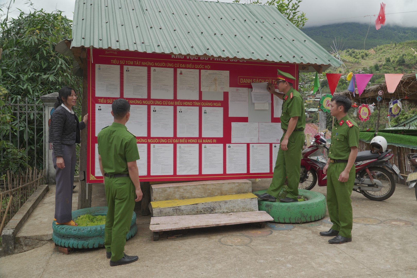 Công an xã Măng Ri kiểm tra điểm bầu cử.JPG