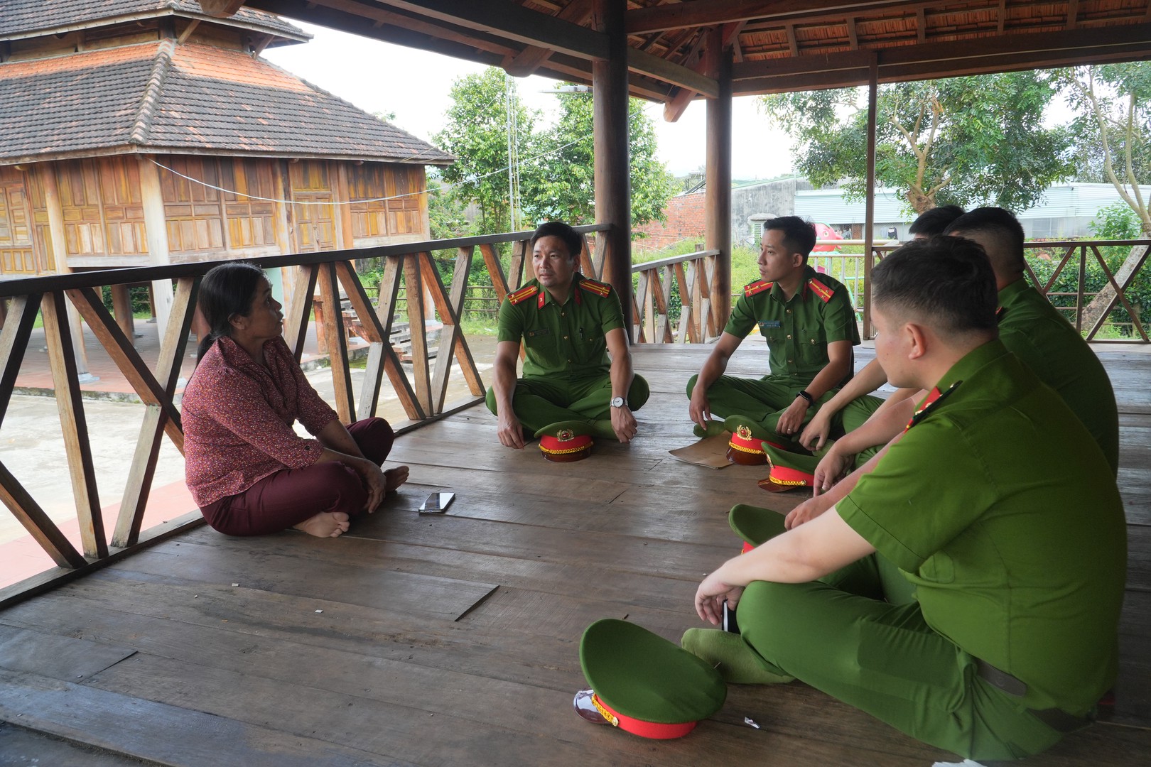 PC04 làm việc với người dân.JPG