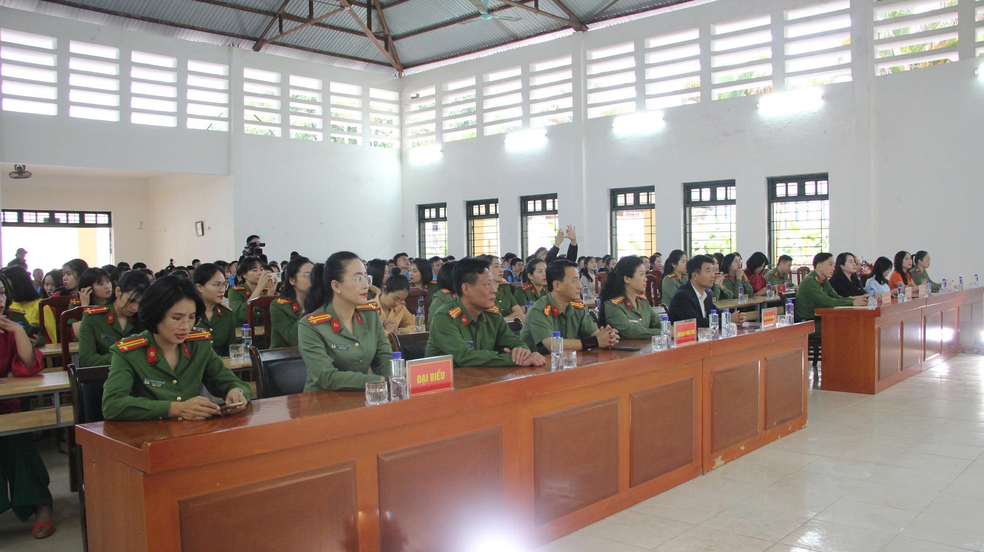 Đại biểu tham gia chương trình.jpg