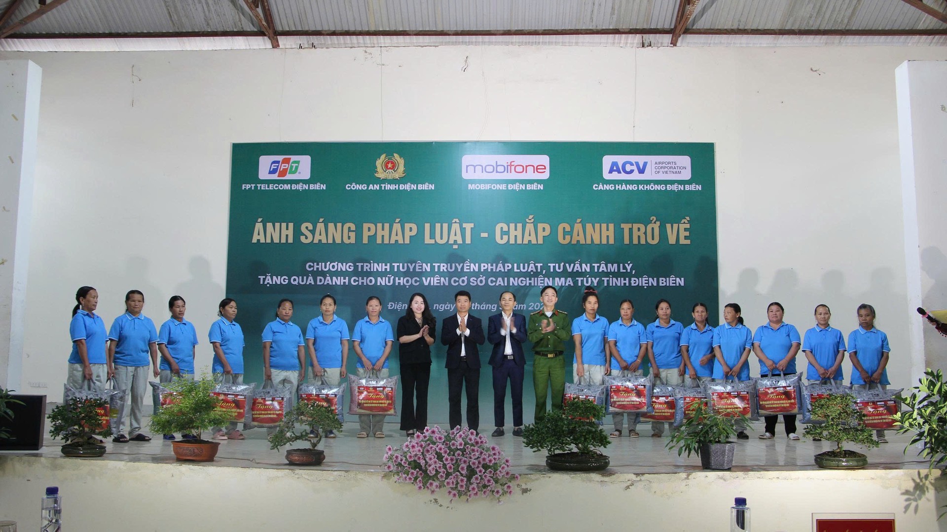 Ban Tổ chức tặng quà cho các nữ học viên có kết quả rèn luyện tốt .jpg