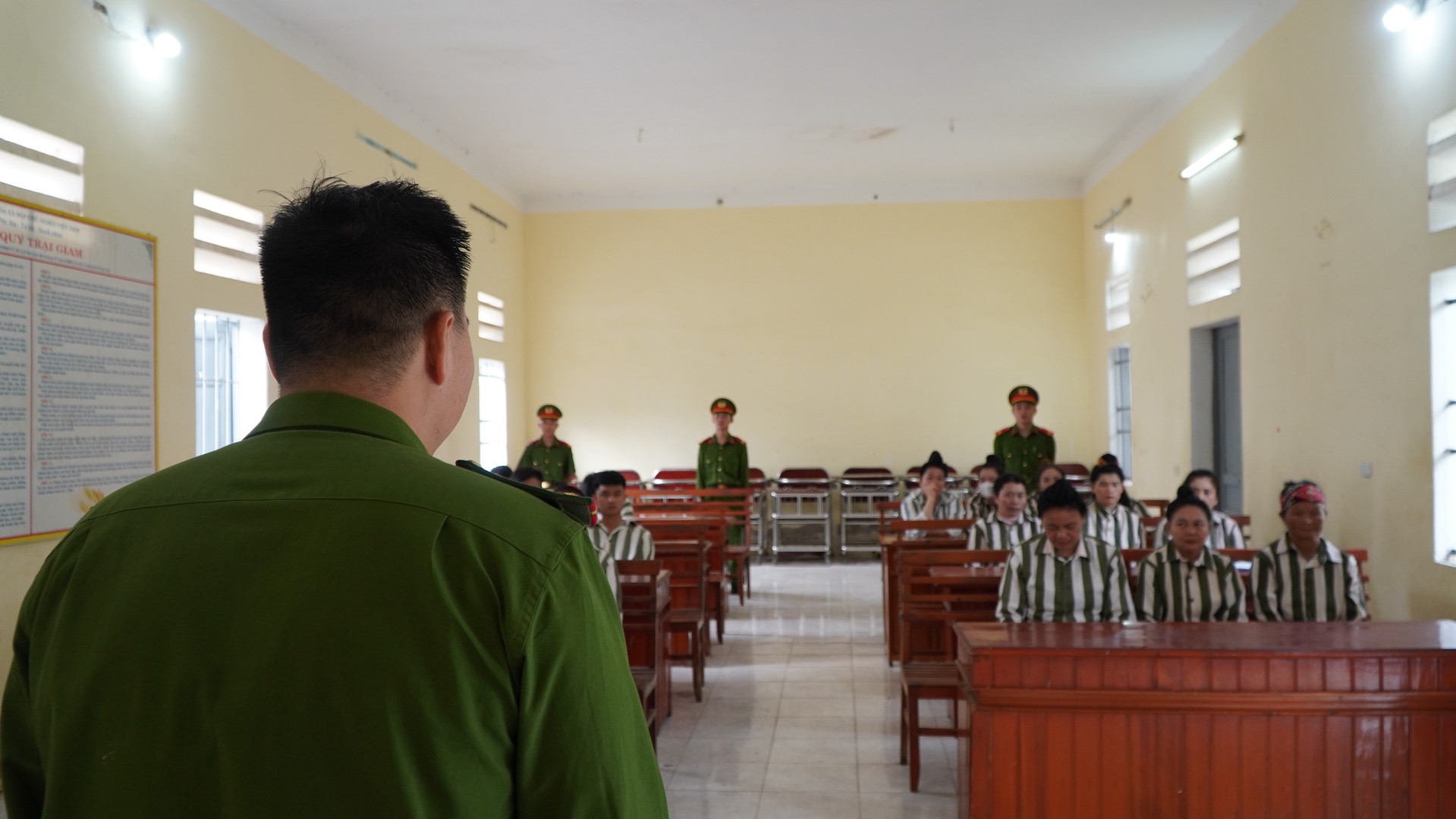 Tuyên truyền luật bầu cử cho các can, phạm nhân.JPG