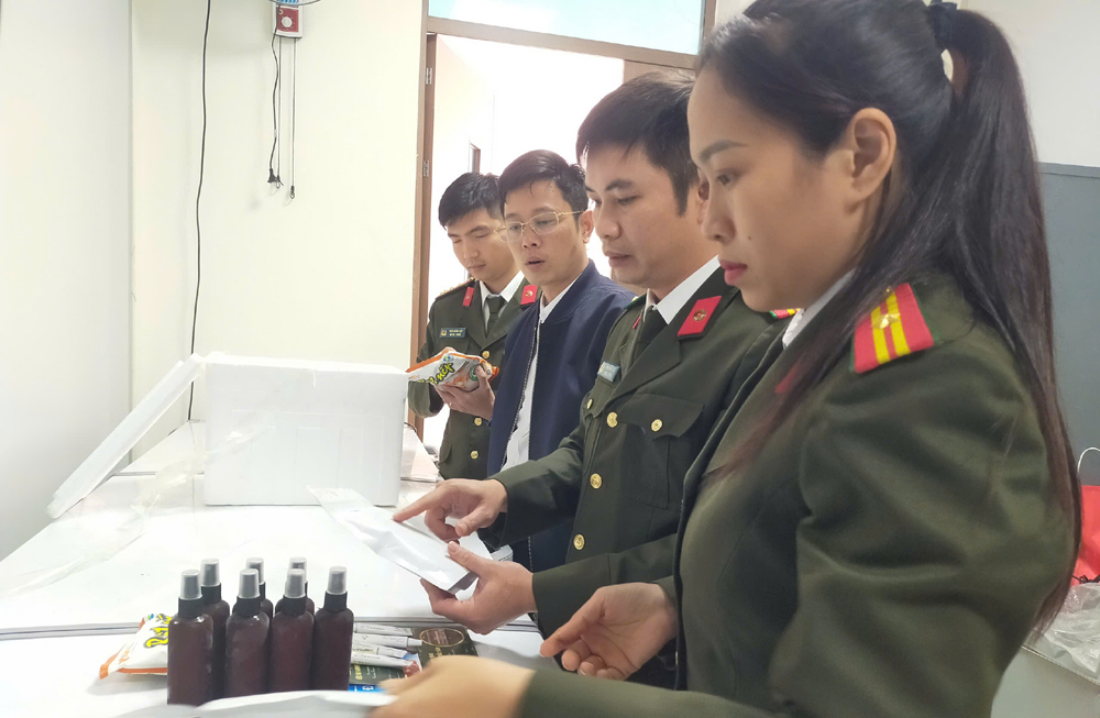 4. Ban chuyen an thu giu.jpg