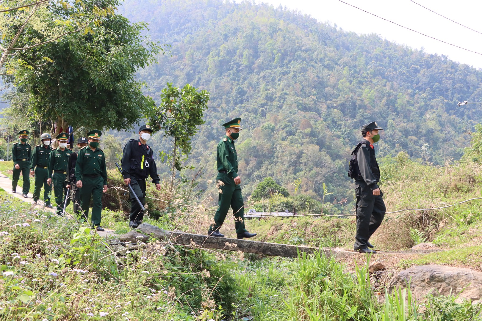 Lực lượng Cảnh sát Cơ động, Công an Tỉnh Lai Châu phối hợp với các chức năng nặng tuần kiểm tra an ninh ANTT trên địa bàn bản Pa Mu, xã Hua Bum, huyện Nậm Nhùn.JPG