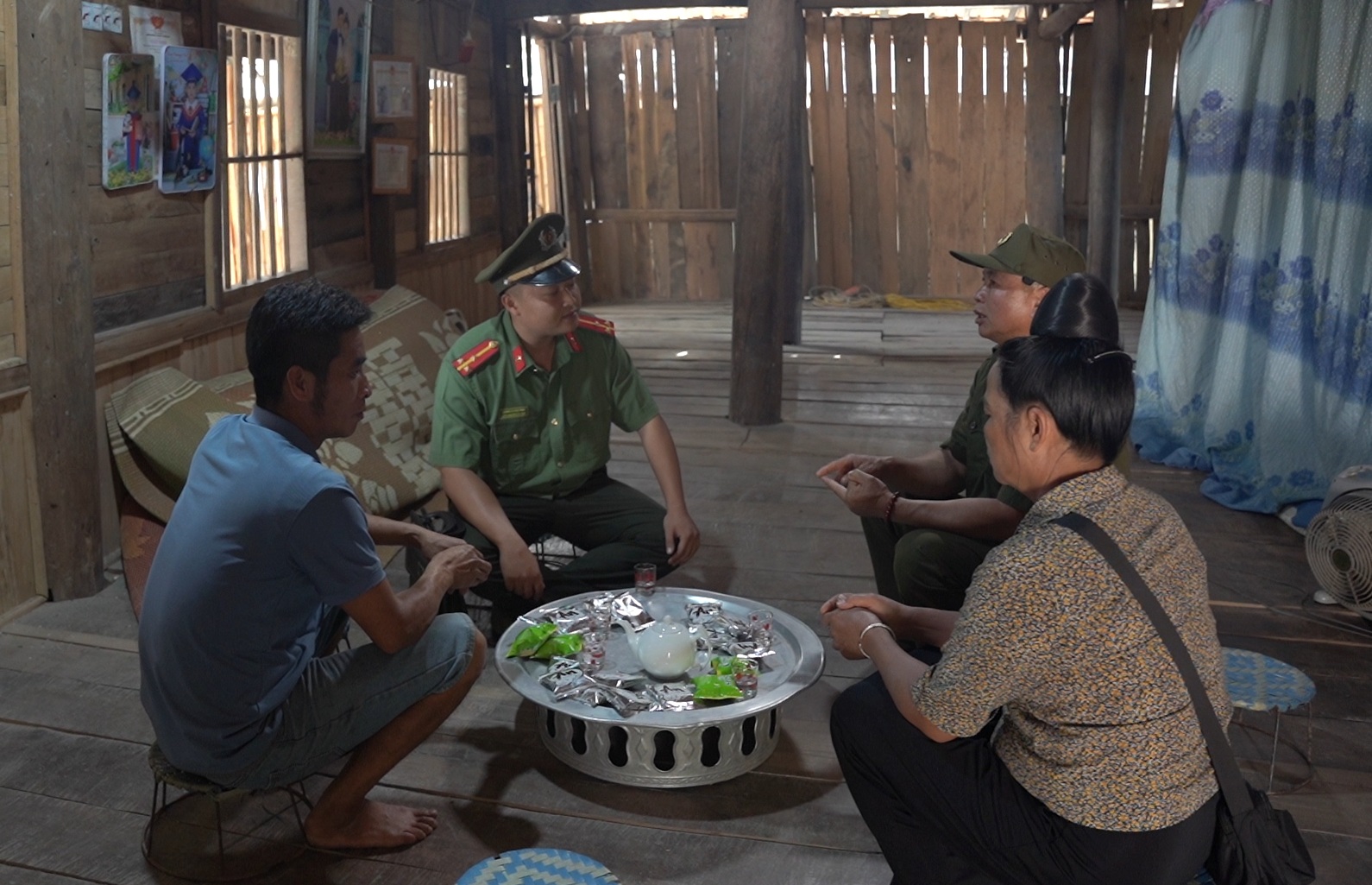 Công an xã Thanh Nưa tăng cường xuống nhà dân tuyên truyền.jpg