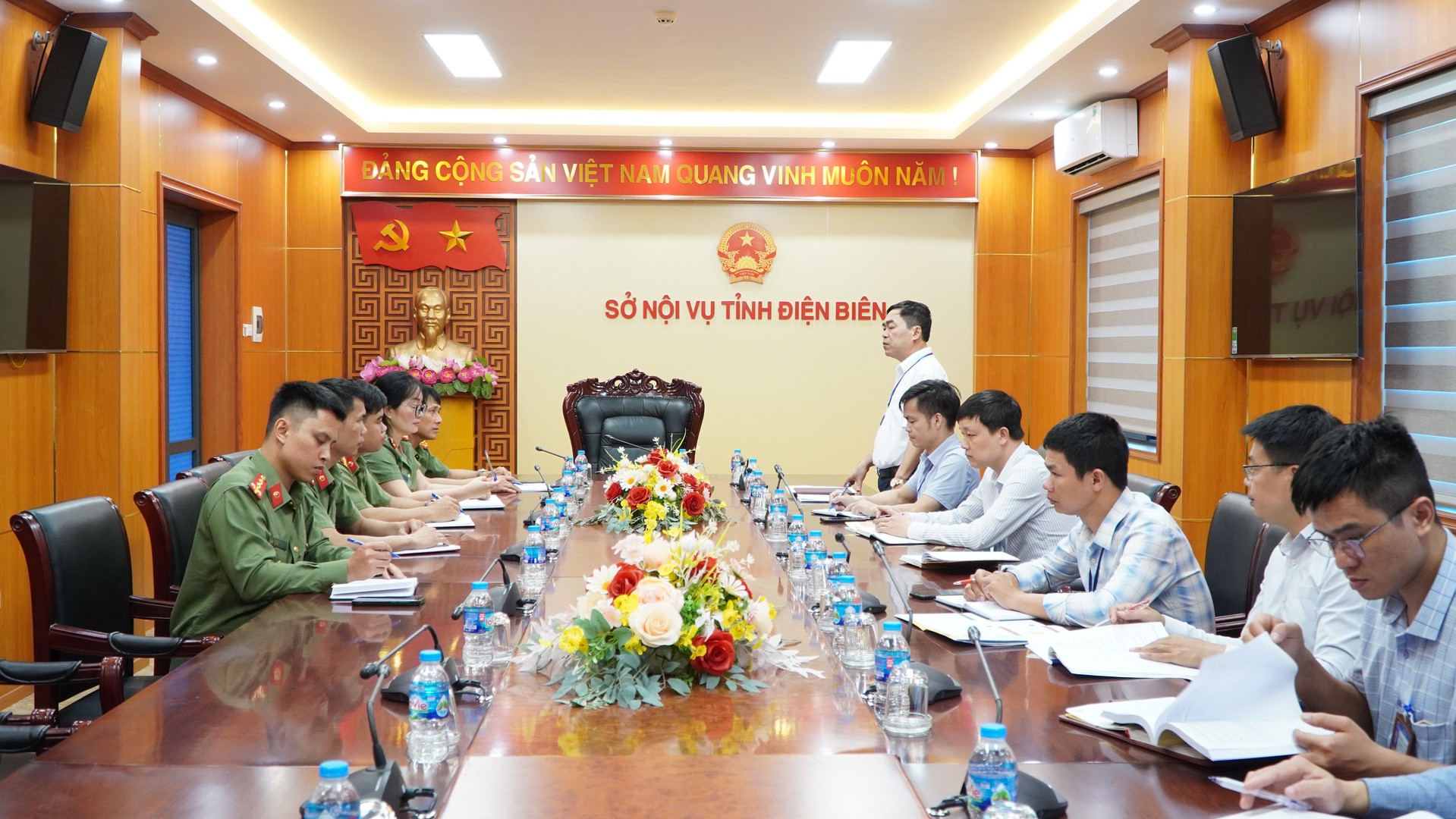 Phối hợp với Sở Nội vụ tỉnh tổng hợp danh sách nhân sự.JPG