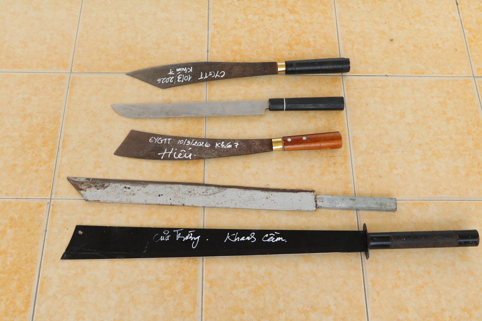 Dao tự chế chém người của các thanh thiếu niên.JPG