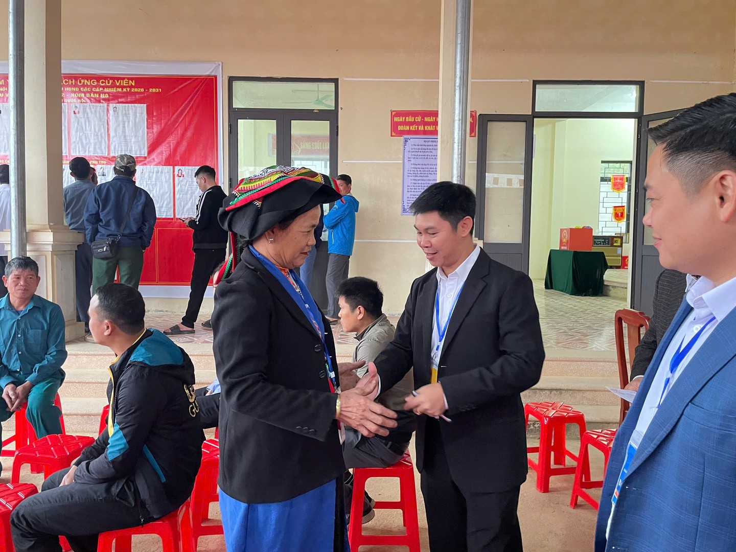 1. Đồng chí Thượng tá Bùi Việt Hùng - Phó Giám đốc Công an tỉnh thăm hỏi bà con tham gia bỏ phiếu tại khu vực bầu cử số 12 xã Đức Nhàn.jpg