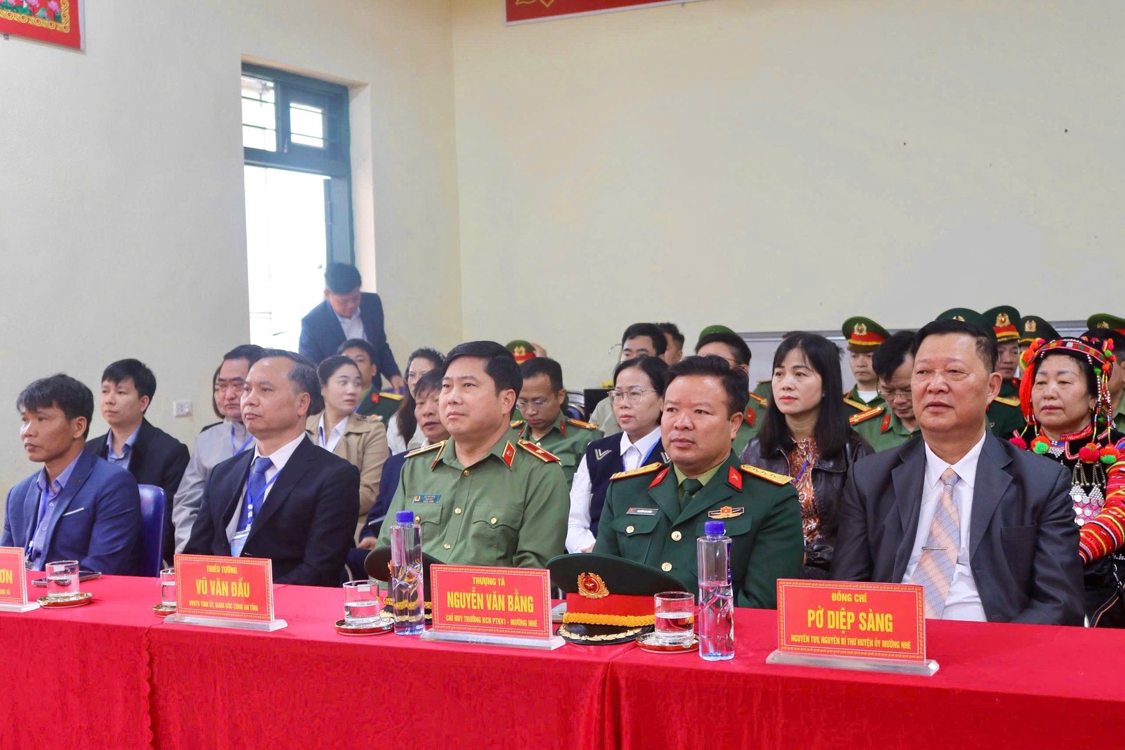 Thiếu tướng Vũ Văn Đấu, Giám đốc Công an tỉnh dự lễ khai mạc tại điểm bầu cử số 18 xã Mường Nhé.jpg