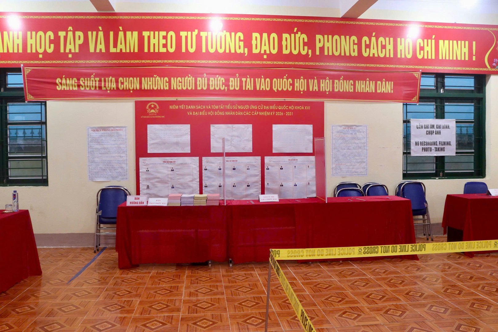 Xã Mường Nhé nghiêm túc thực hiện các quy định về bầu cử tại các điểm bầu cử.jpg