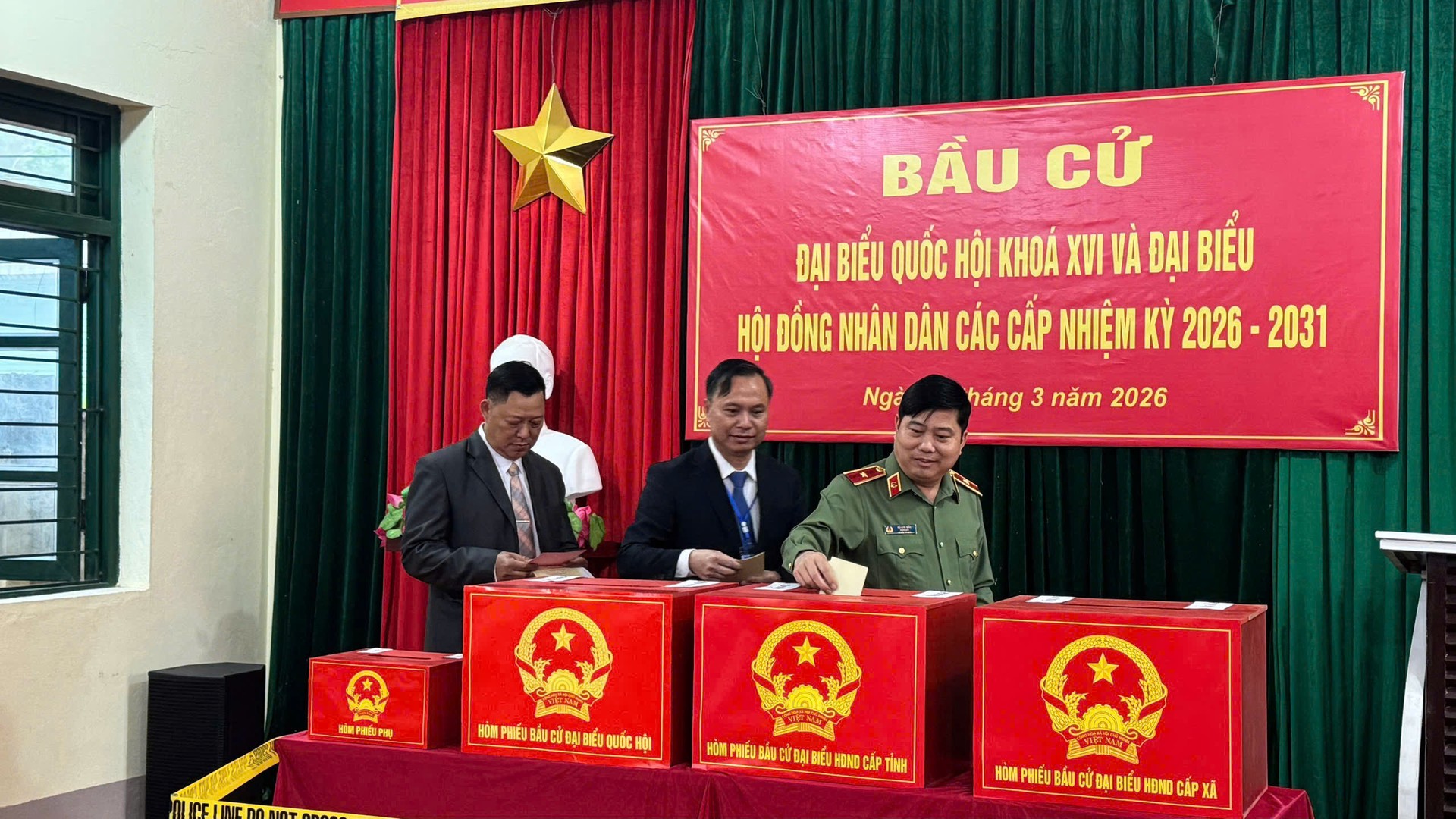 Thiếu tướng Vũ Văn Đấu, Giám đốc Công an tỉnh bỏ phiếu tại điểm bầu cử số 18 xã Mường Nhé.jpg