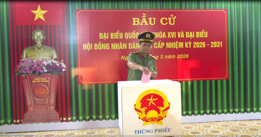 Đại tá Nguyễn Hồng Khắc, Ủy viên Ban Thường vụ Đảng ủy, Phó Giám đốc Công an tỉnh thực hiện bỏ phiếu bầu cử. Ảnh Trọng Tín.png