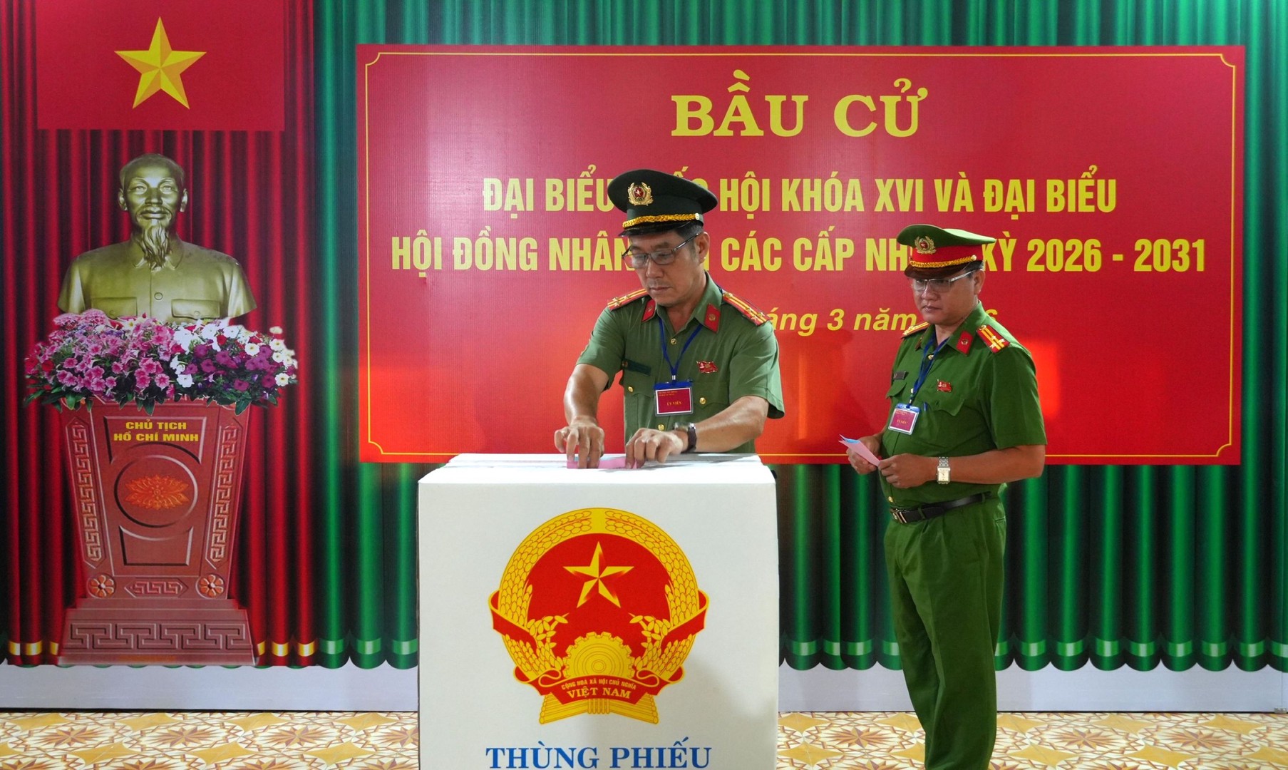 Lãnh đạo Công an các đơn vị thực hiện bỏ phiếu bầu cử. Ảnh Trọng Tín (2).JPG