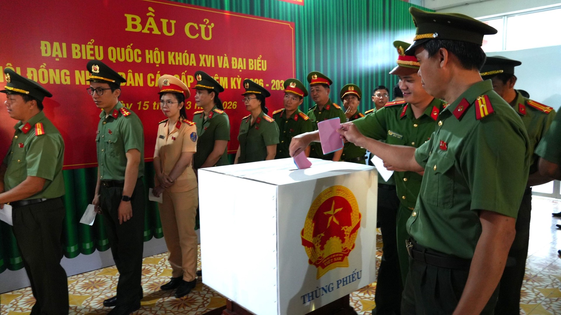 Cán bộ, chiến sĩ các đơn vị thực hiện bỏ phiếu bầu cử. Ảnh Trọng Tín.JPG