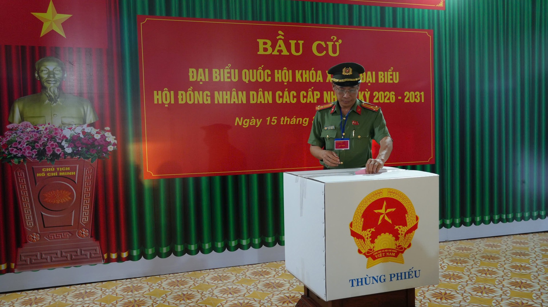 Lãnh đạo Công an các đơn vị thực hiện bỏ phiếu bầu cử. Ảnh Trọng Tín.jpg