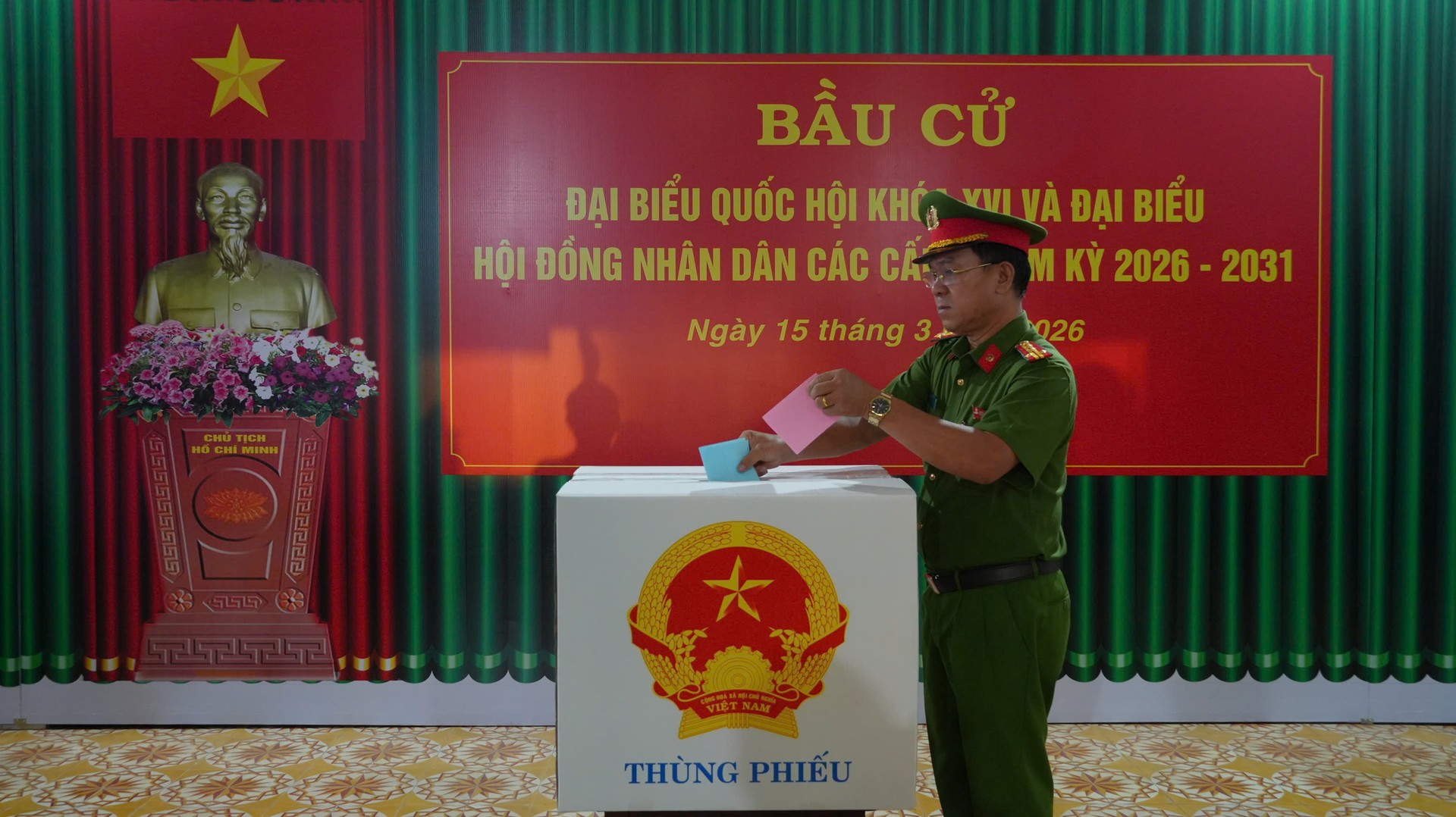 Đại tá Trần Văn Tròn, Ủy viên Ban Thường vụ Đảng ủy, Phó Giám đốc Công an tỉnh thực hiện bỏ phiếu bầu cử. Ảnh Trọng Tín.jpg