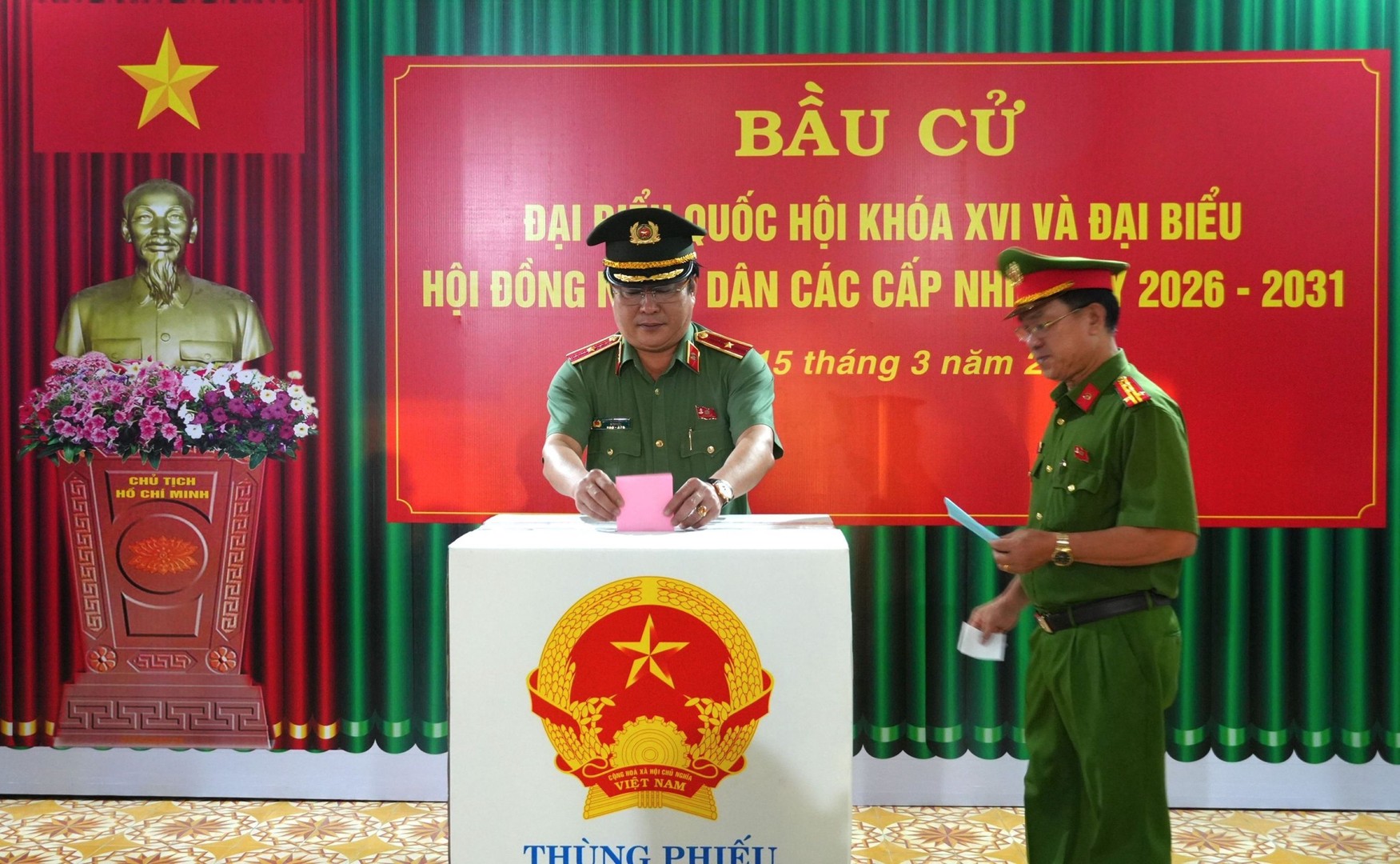 Thiếu tướng Lâm Phước Nguyên, Ủy viên Ban Thường vụ Tỉnh ủy, Bí thư Đảng ủy, Giám đốc Công an tỉnh thực hiện bỏ phiếu bầu cử. Ảnh Trọng Tín.JPG