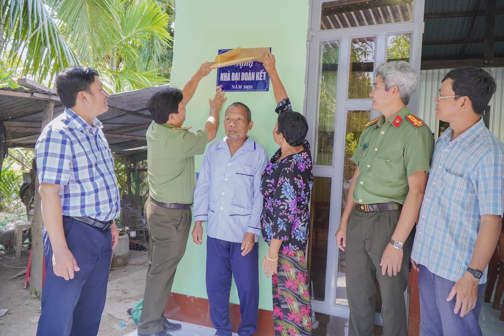 Công an tỉnh cùng chính quyền địa phương bàn giao nhà và chụp ảnh lưu niệm cùng gia đình (2).jpg
