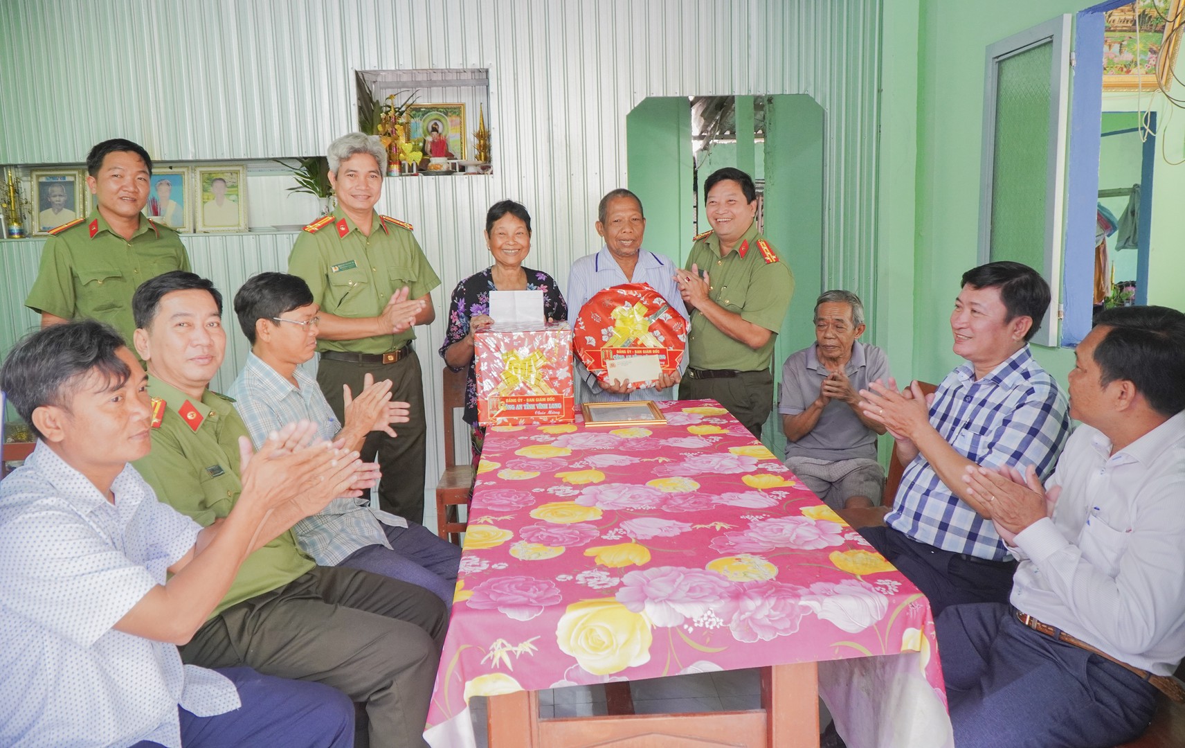 Công an tỉnh và chính quyền địa phương tặng quà chúc mừng gia đình ông Kim Khu (2).jpg