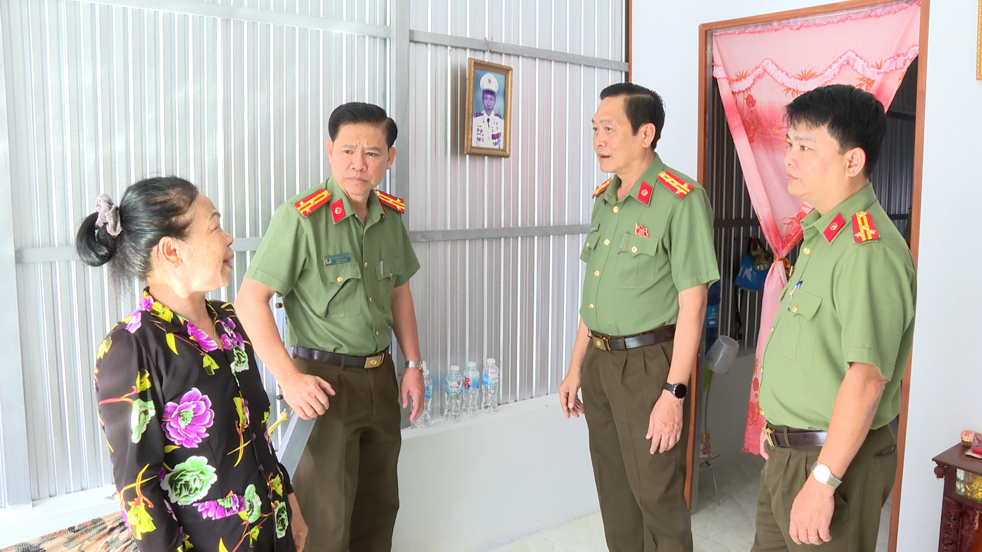 GIÁM ĐỐC KIỂM TRA NHÀ MẪU.jpg