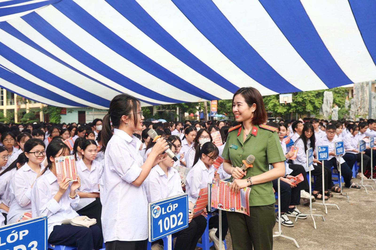 Cán bộ phòng An ninh mạng và PCTPSDCNC tuyên truyền pháp luật về An ninh mạng và phòng, chống tội phạm sử dụng công nghệ cao cho học sinh trên địa bàn.jpg