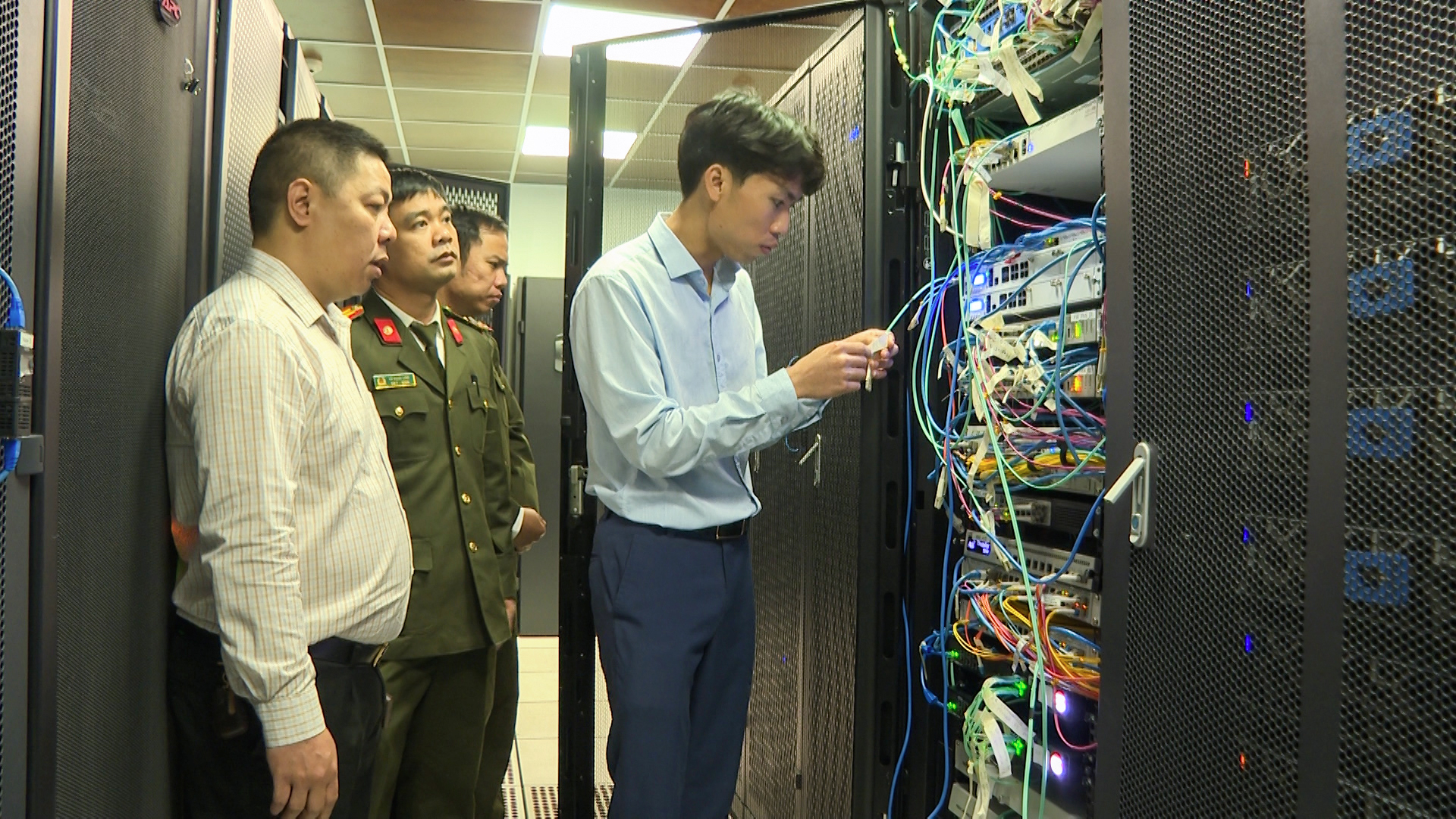 Cán bộ Phòng An ninh mạng và PCTPSDCNC phối hợp kiểm tra công tác bảo đảm an toàn thông tin tại Trung tâm tích hợp dữ liệu của tỉnh.jpg