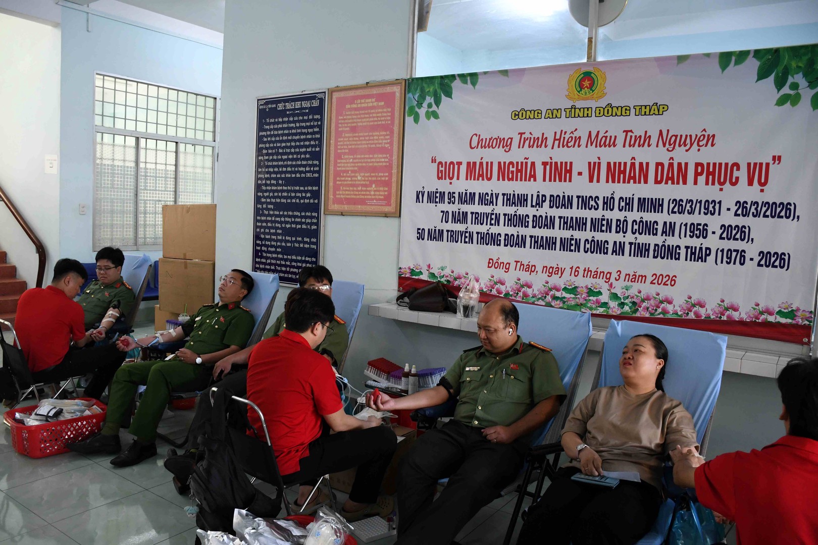 Cán bộ, chiến sĩ tham gia hiến máu. Ảnh Thanh Việt.JPG