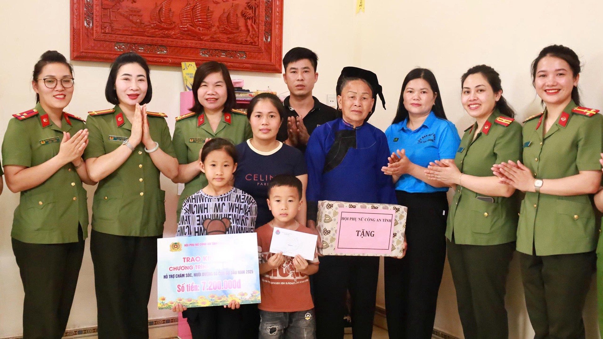 Ảnh 4. Đại diện Hội Phụ nữ Công an Tỉnh Lạng Sơn tới thăm, các thành viên nhỏ được nhận hỗ trợ đầu tiên trong chương trình “Mẹ hỗ trợ đầu” tại xã Tân Đoàn.jpg