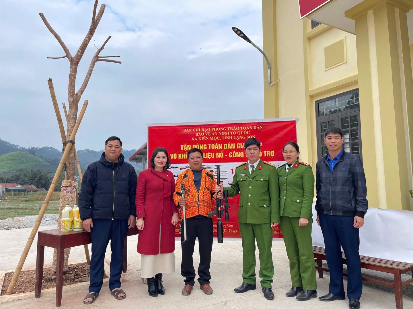 Ảnh 7. Công an xã Kiên Mộc tiếp tục nhận vũ khí làm người dân trên địa bàn đến giao phó.jpg