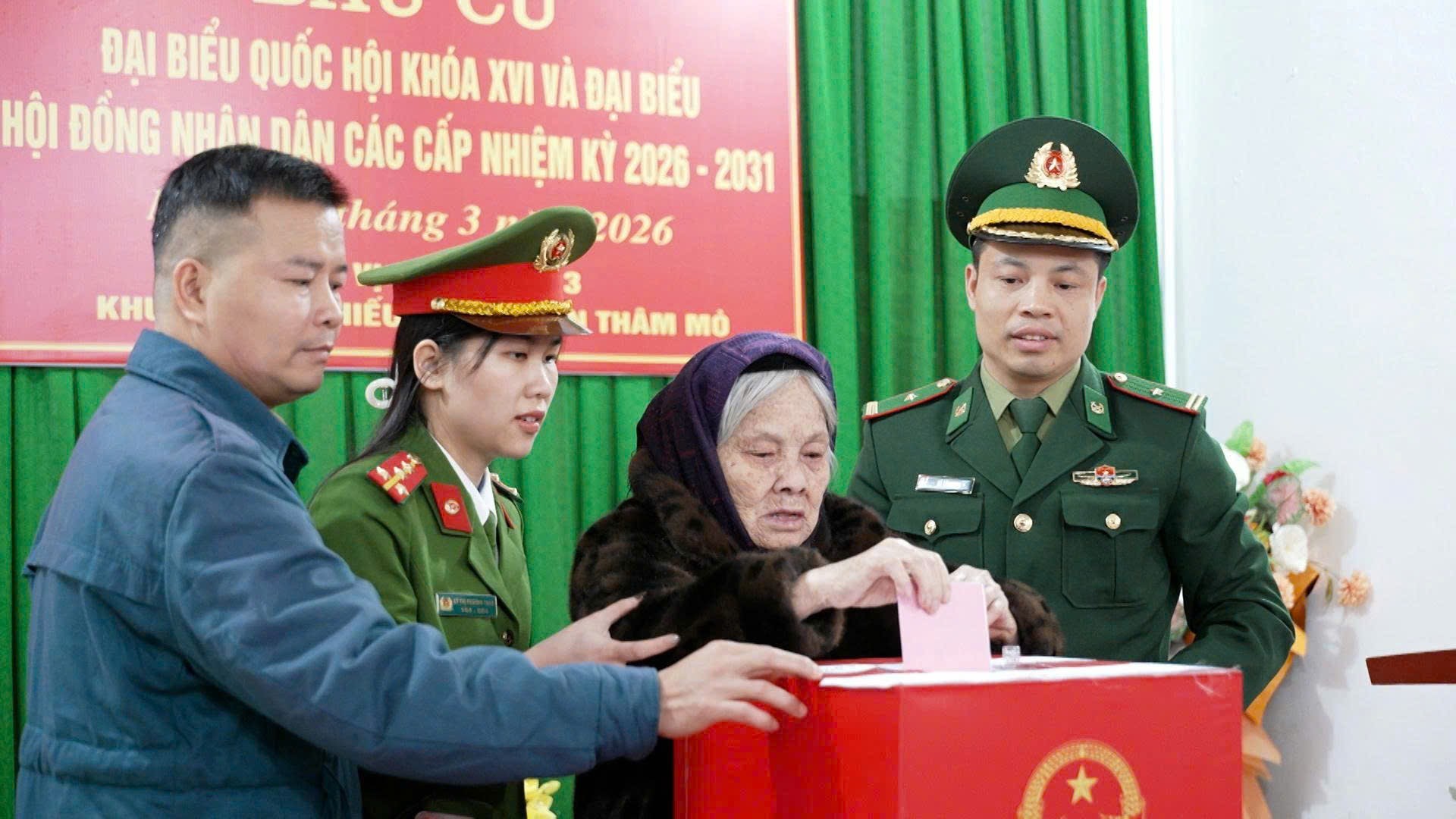 Ảnh 6. Cán bộ công an hỗ trợ cử tri cao tuổi, xã Đồng Đăng thực hiện quyền bỏ phiếu.jpg