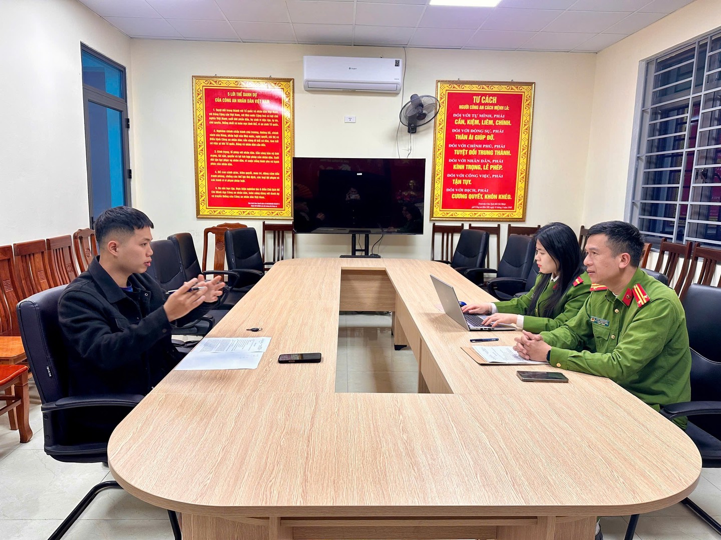 Ảnh 3. Đối tượng Hoàng Văn Lâm tại cơ quan Công an.jpg