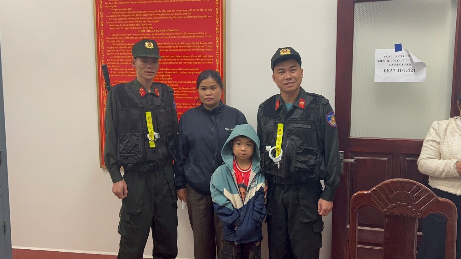 Ảnh 2. Cán bộ bác sĩ Phòng Cảnh sát động Công an bàn giao cháu bé đi lạc cho gia đình ngay trong đêm 14_3.jpg