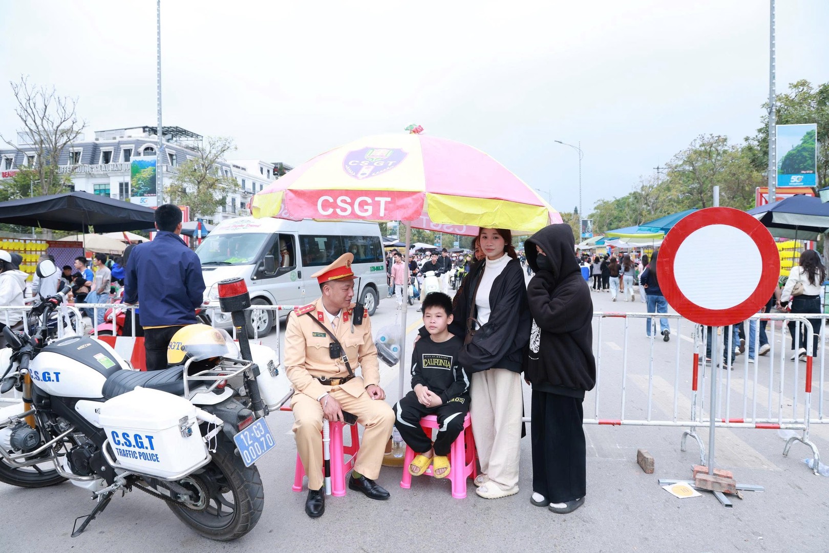 Ảnh 1. Cán bộ Phòng Cảnh sát giao thông Công an Tỉnh Lạng Sơn phù hợp hỗ trợ cháu bé 9 tuổi thiết bị lạc tìm lại gia đình khi tham gia nghi lễ rước kiệu..jpg