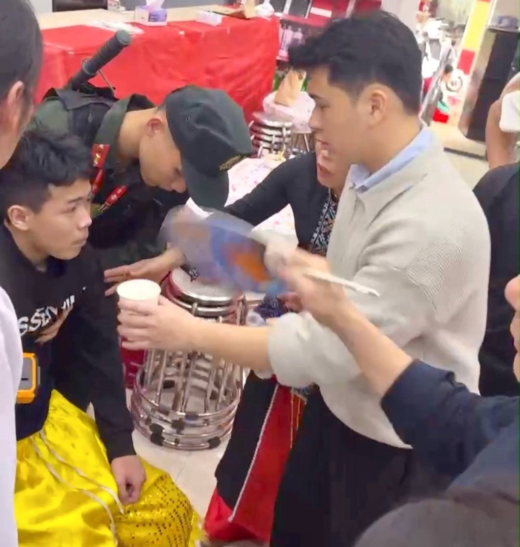 Chiến sĩ Cảnh sát cơ động hỗ trợ kịp thời nam thanh niên chất chất khi biểu diễn múa lân.jpg