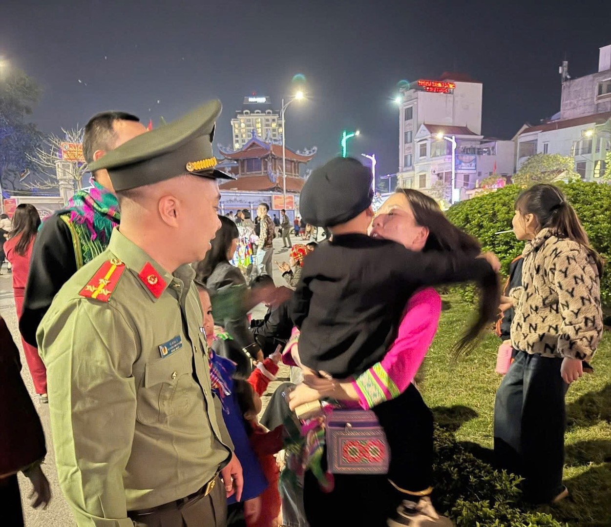 Ảnh 4. Công an phường Đông Kinh phối hợp hỗ trợ gia đình du khách đến từ thành phố Hải Phòng tìm cháu bé 12 tuổi được lạc khi tham gia lễ hội.jpg