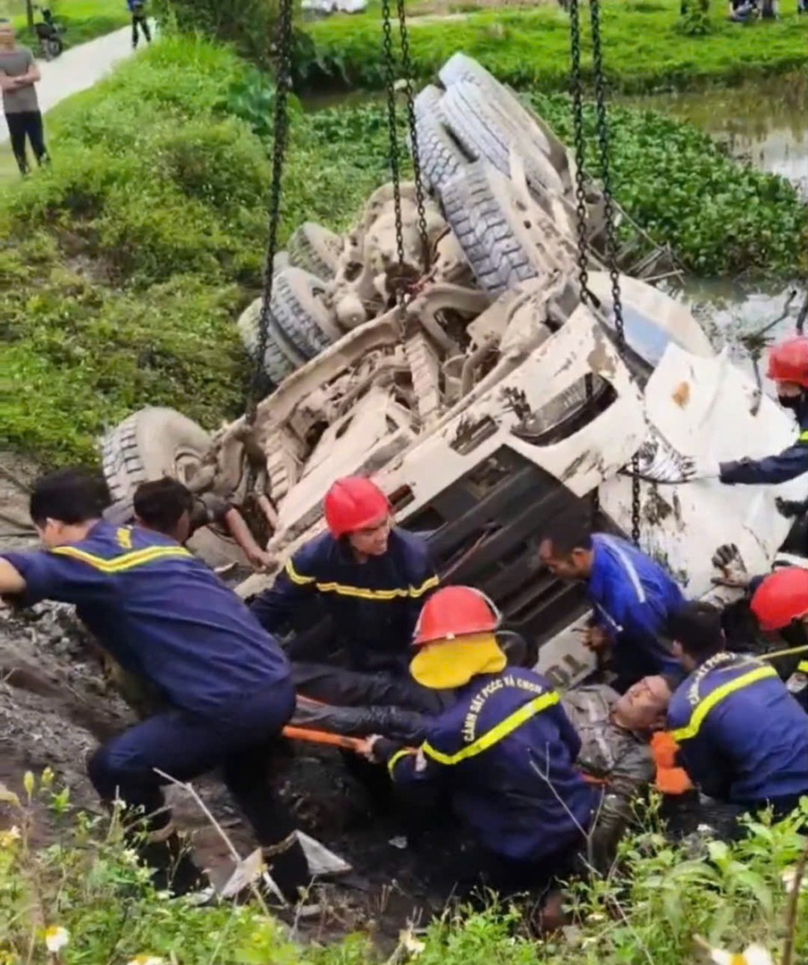 Lực lượng PCCC và CNCH giải cứu đưa nạn nhân lên bờ.jpg