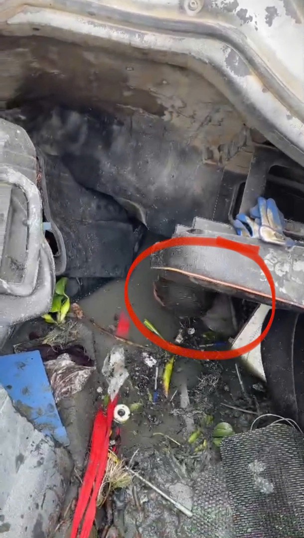 Nạn nhân bị mắc kẹt trong xe bị lật (khoanh đỏ).jpg