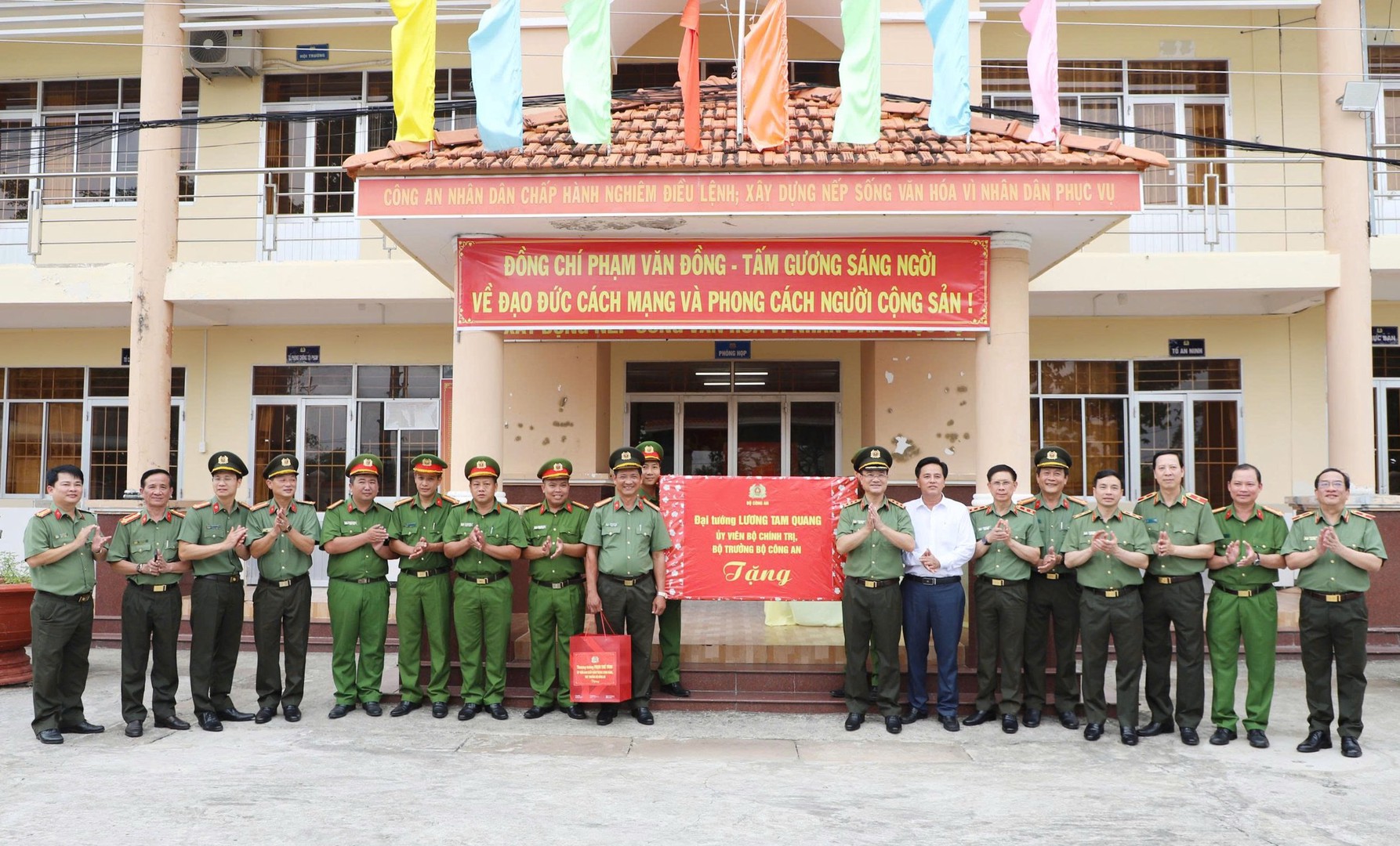 1. TẶNG QUÀ CAX THỚI BÌNH.jpg