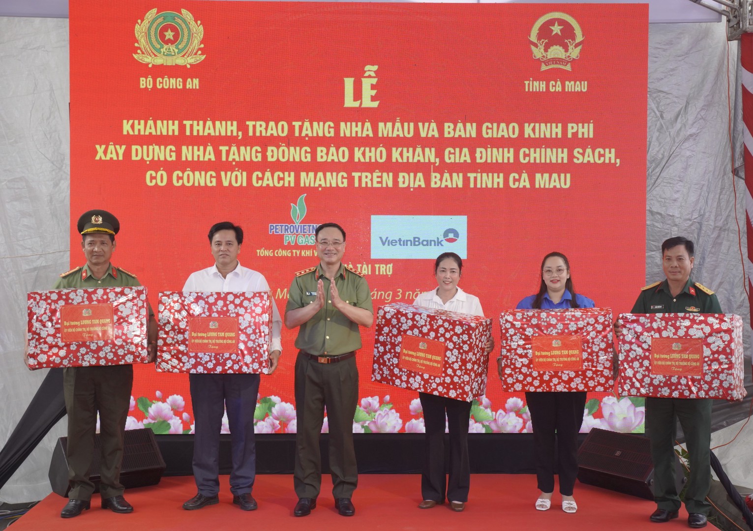 1. THỨ TRƯỞNG TRAO QUÀ CHO TẬP THỂ.JPG