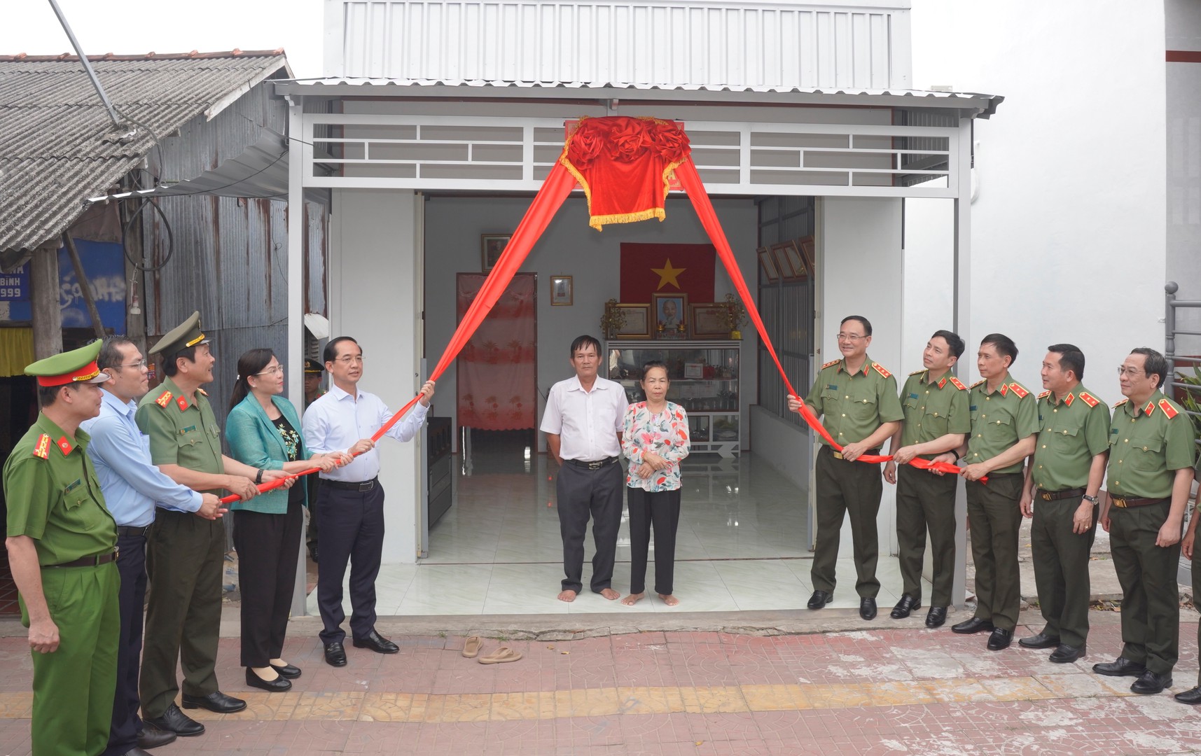 1. KÉO BĂNG KHÁNH THÀNH.JPG