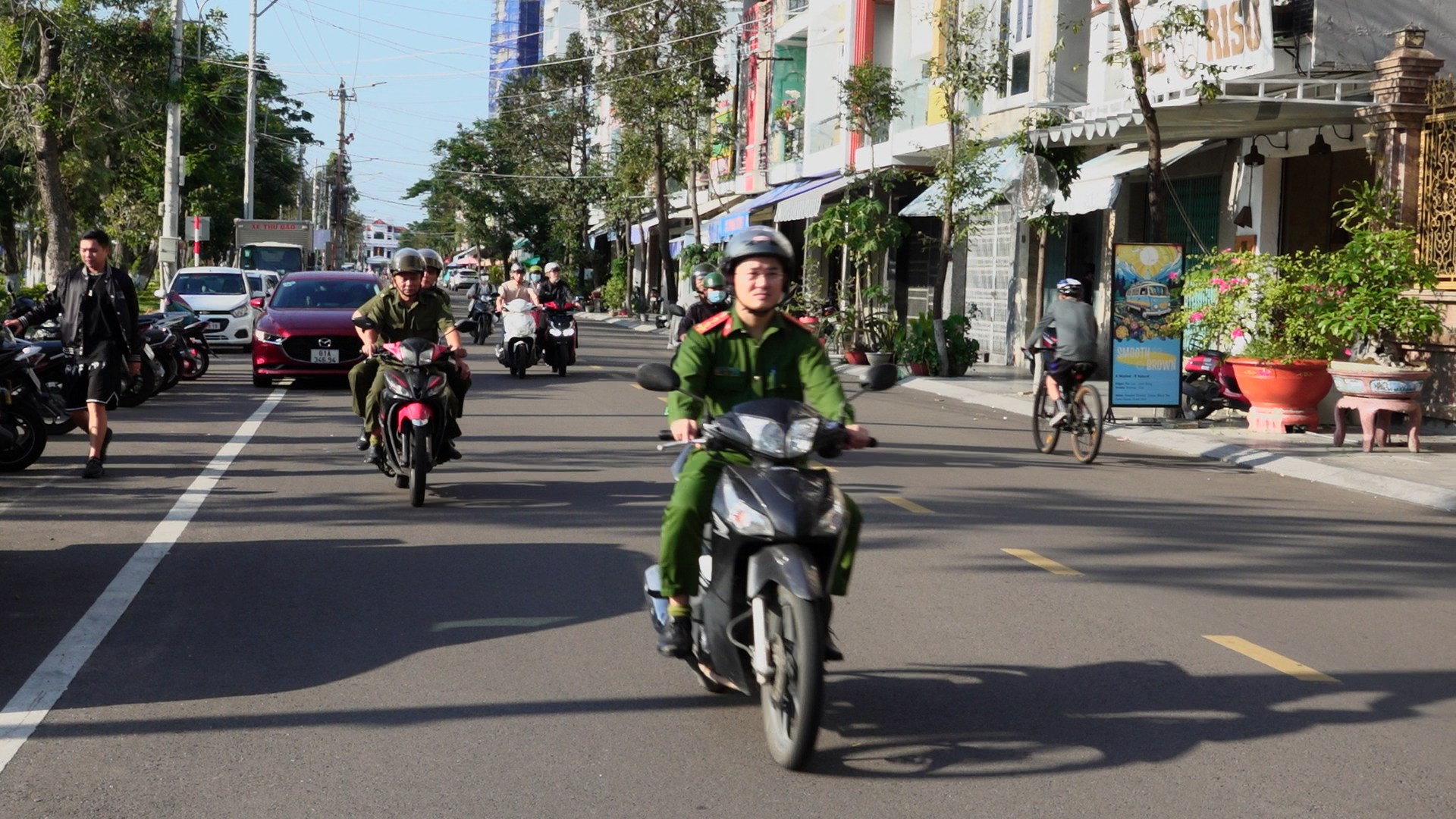 Lực lượng Công an và bảo vệ ANTT ở cơ sở thường xuyên có mặt trên các tuyến đường tại phường Quy Nhơn.jpg