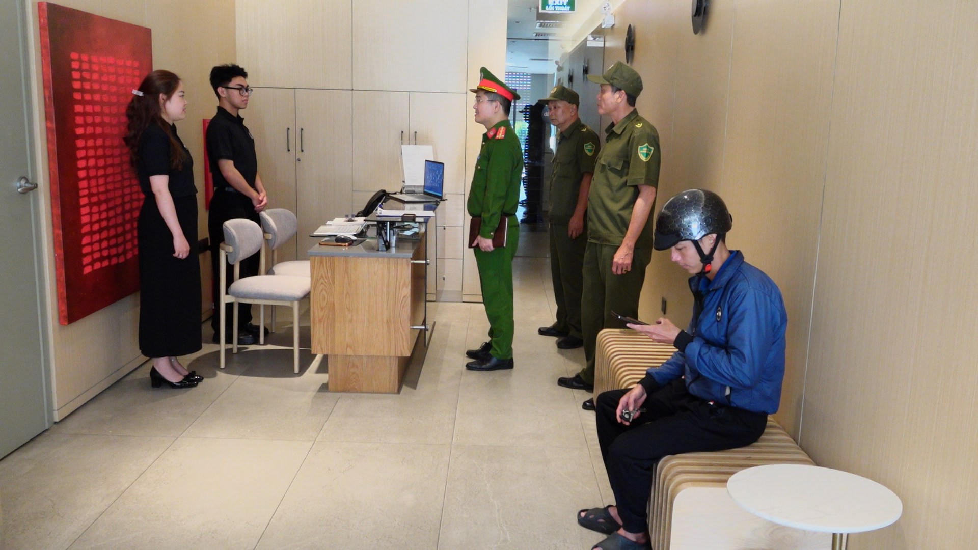 Công an phường Quy Nhơn trao đổi về tình hình ANTT với quản lý, lễ tân các khách sạn trên địa bàn phường, đảm bảo an toàn cho du khách khi đến lưu trú trong năm du lịch.jpg