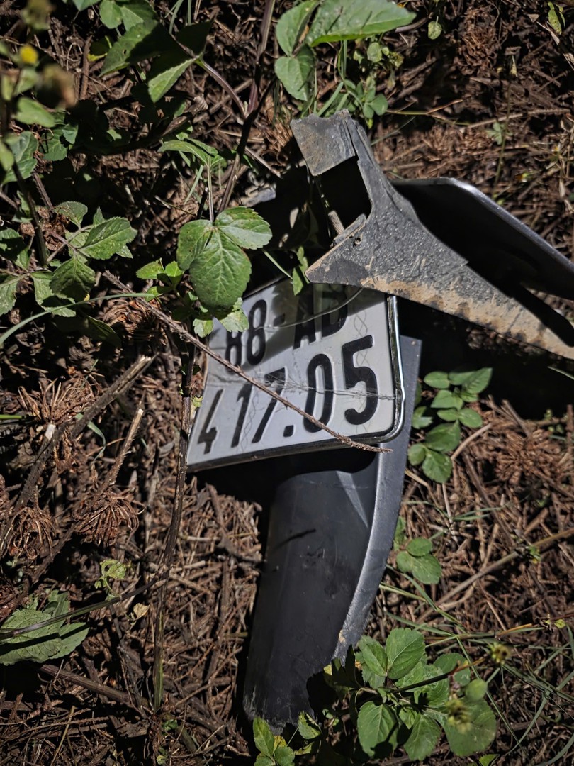 Biển kiểm soát xe bị các đối tượng chặt gãy.jpg