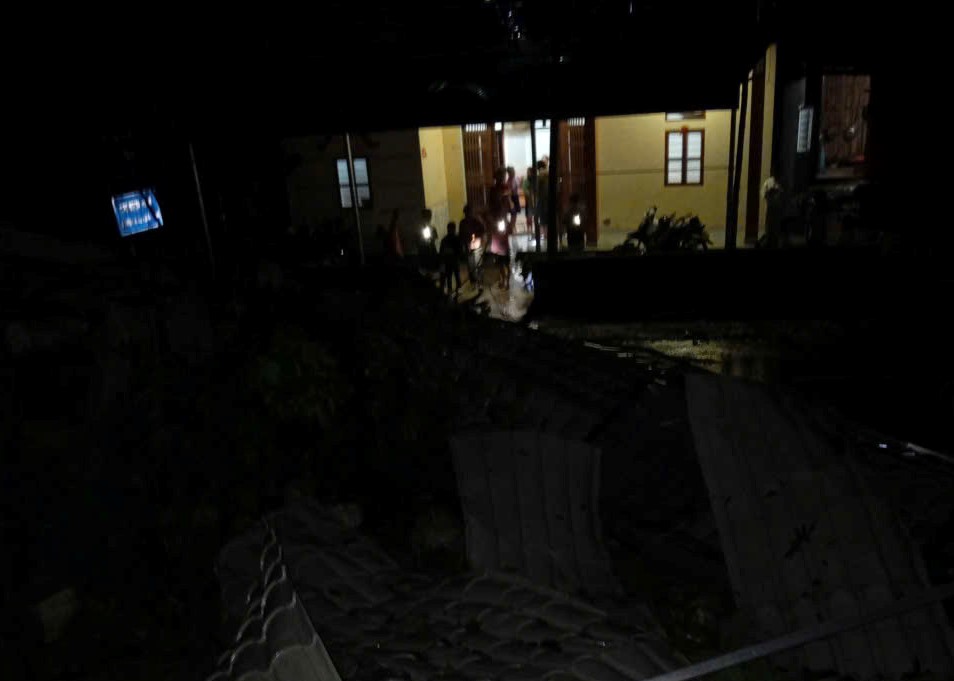 Ngay trong đêm CAX Bản Lầu phân công CBCS nắm tình hình di tản các hộ gia đình bị tốc mái đến nơi an toàn.jpg