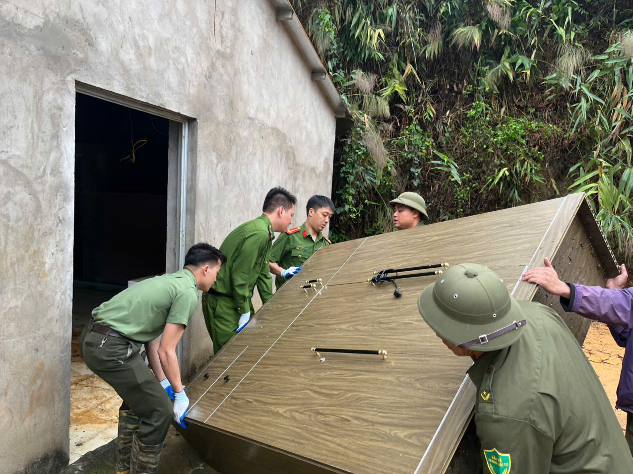 Công an xã và lực lượng ANCS xã Bản Lầu sơ tán tài sản cho các hộ gia đình bị tốc mái.jpg
