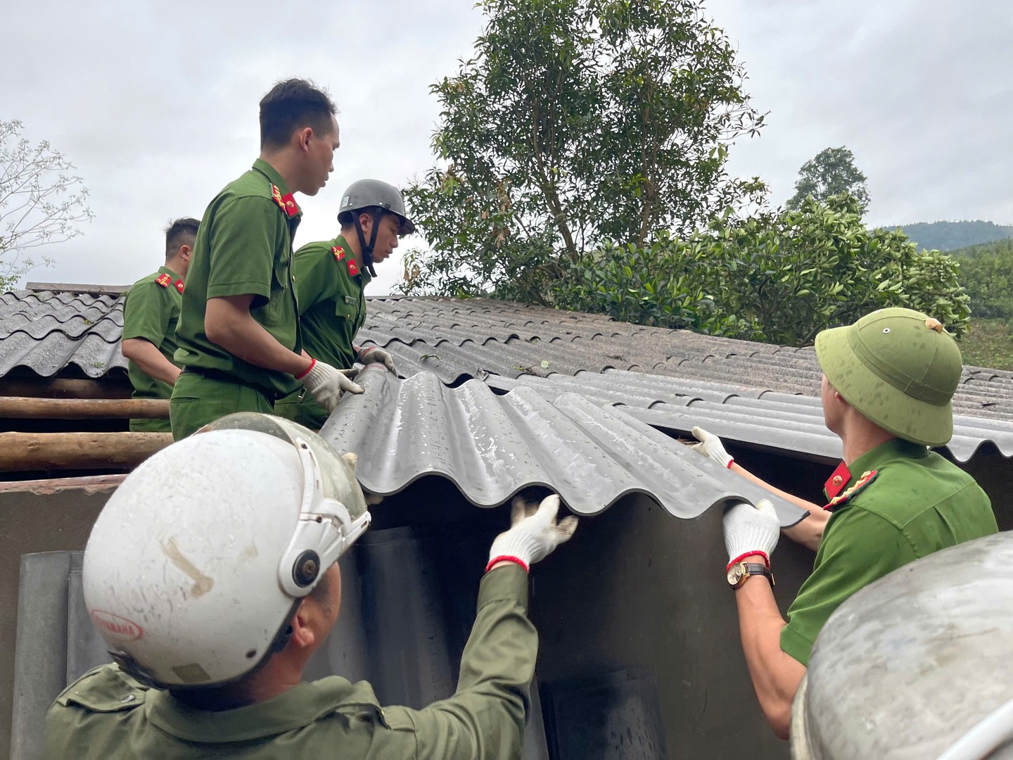 CAX Bản Lầu lợp lại mái nhà giúp nhân dân nhanh chóng ổn định nơi ở.jpg