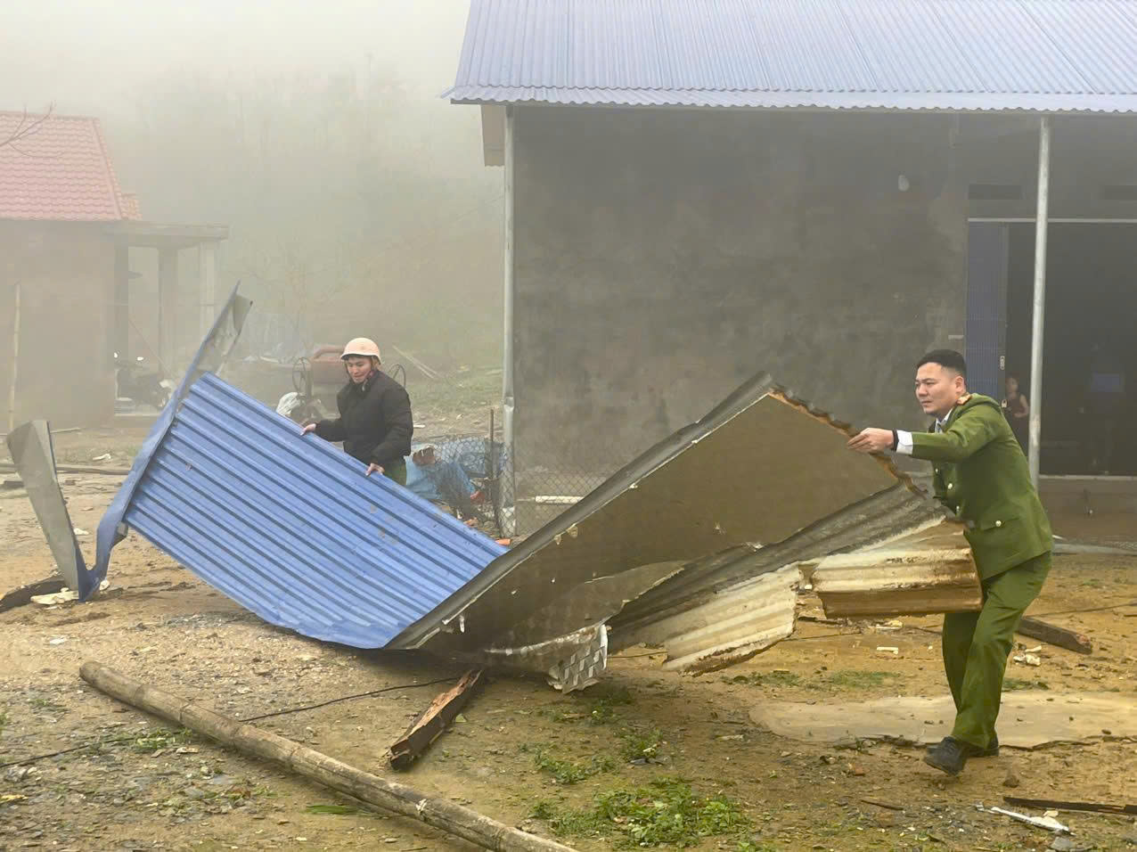 CAX Cao Sơn giúp nhân dân khắc phục hậu quả sau cơn lốc.jpg